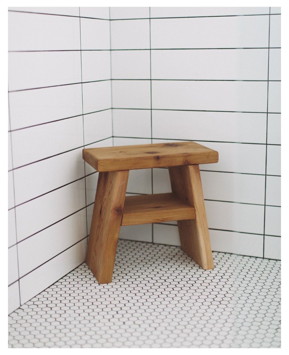 Деревянный табурет для ванной