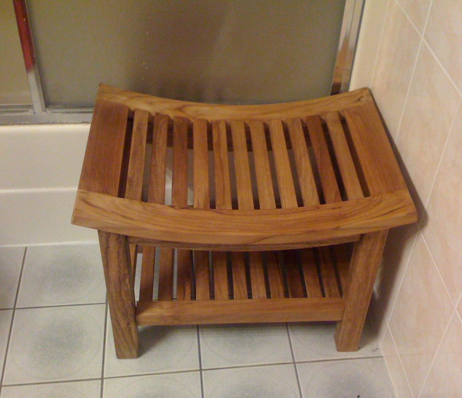 Деревянная скамейка в ванную