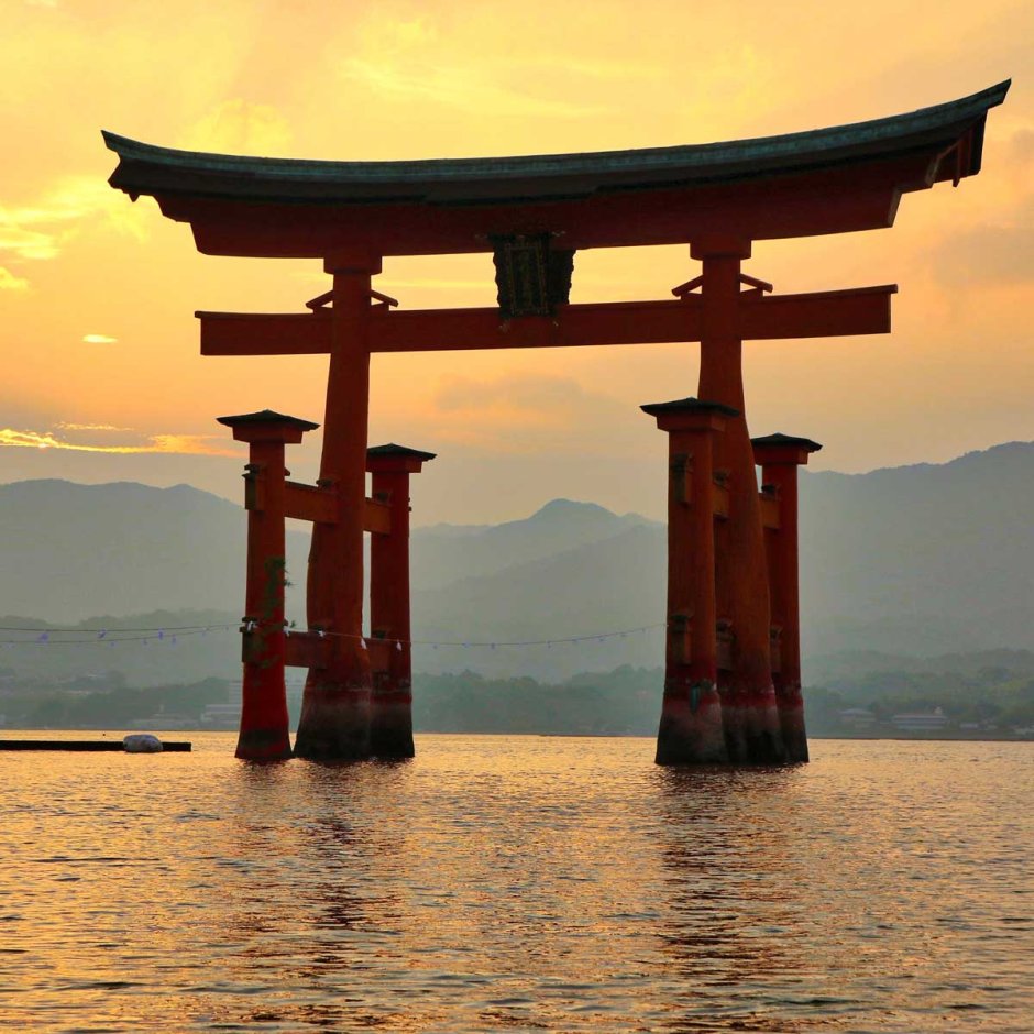 Священные ворота тории в Японии