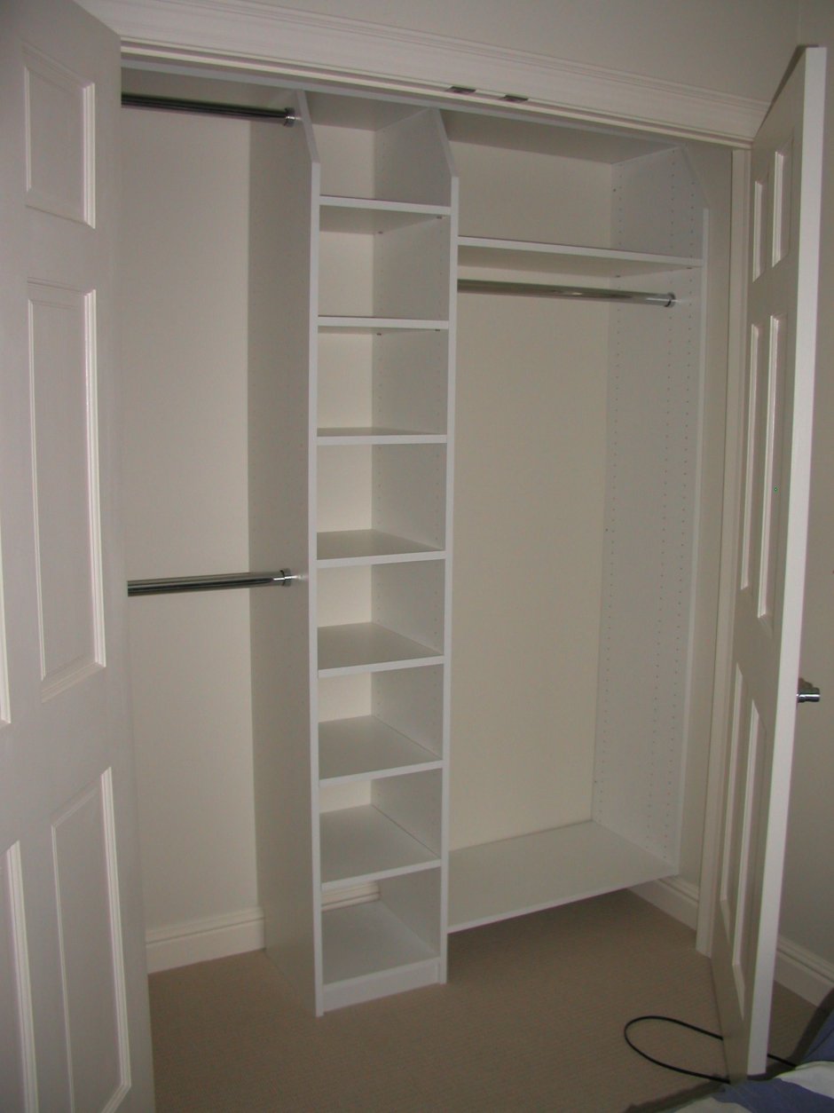 Узкий шкаф в гардеробную