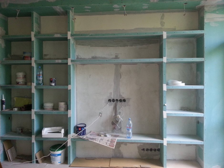 Шкаф в комнате с мансардной крышей