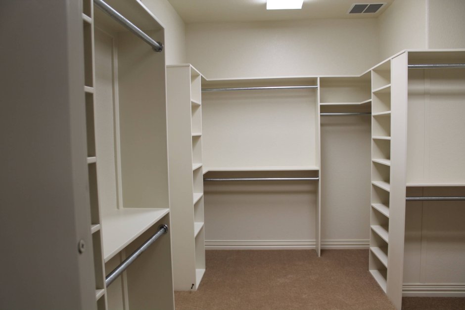 Спальня в современном стиле с гардеробной