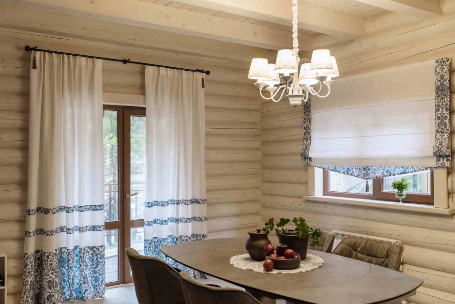 Светлые шторы в бревенчатом доме