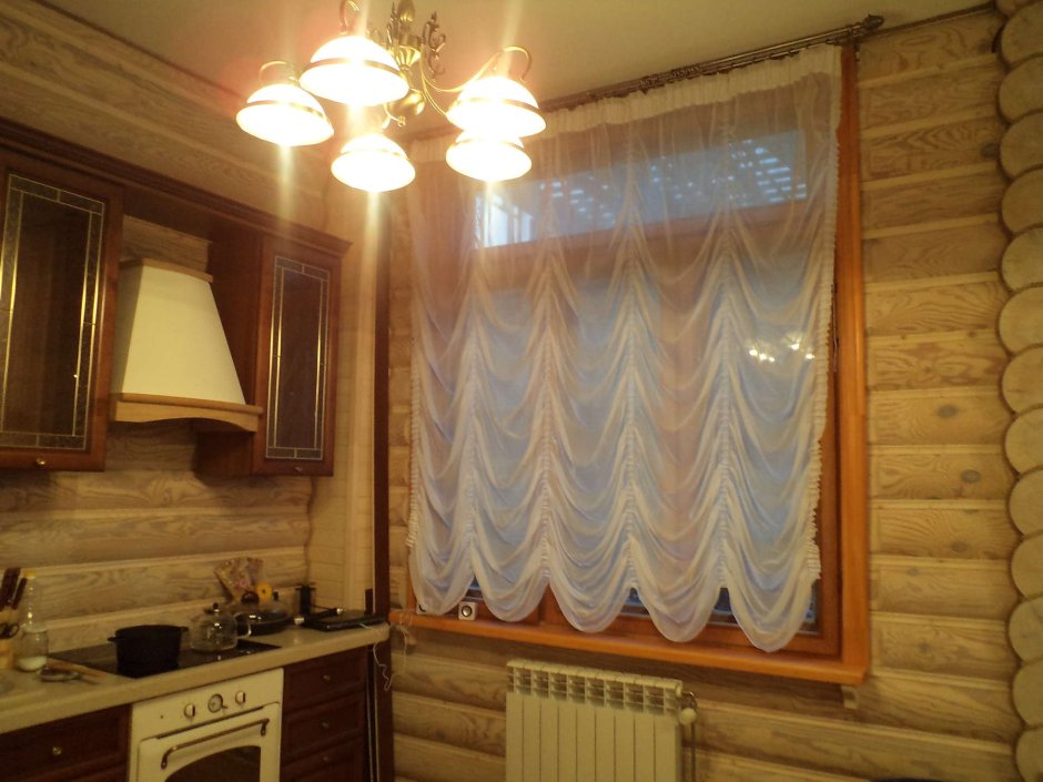 Римские шторы в деревянный дом на окна