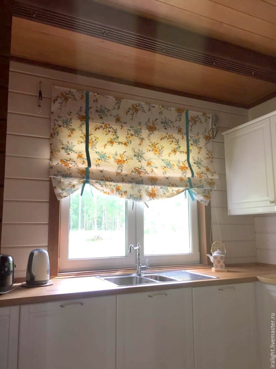 Римские шторы в деревянном доме