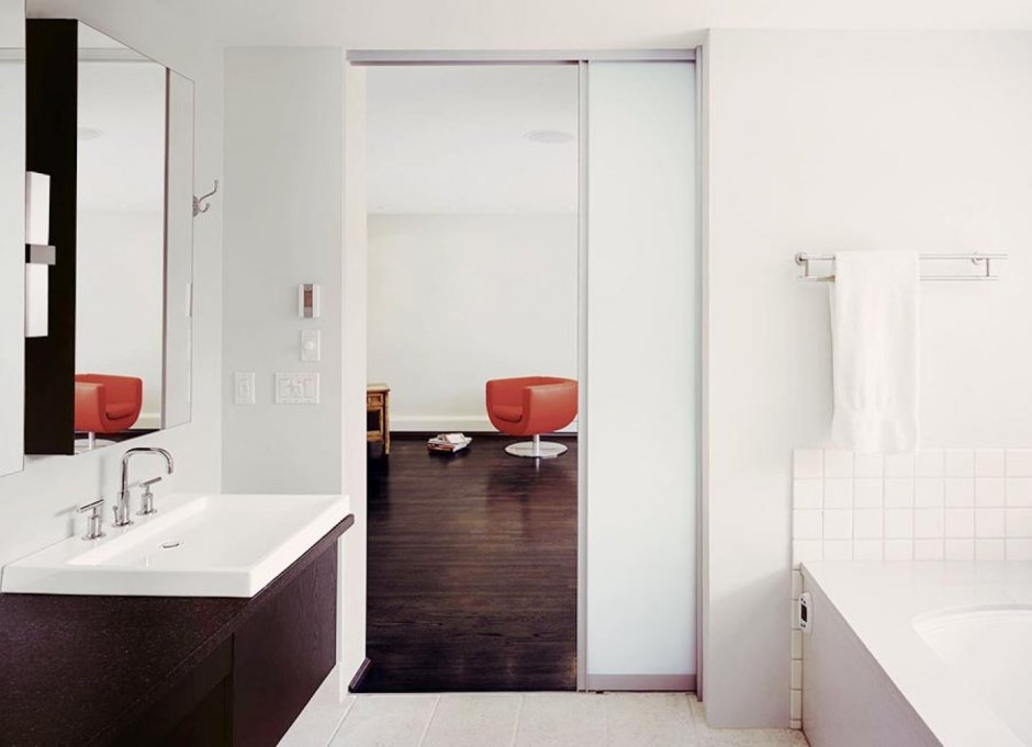 Откатная дверь в ванную комнату