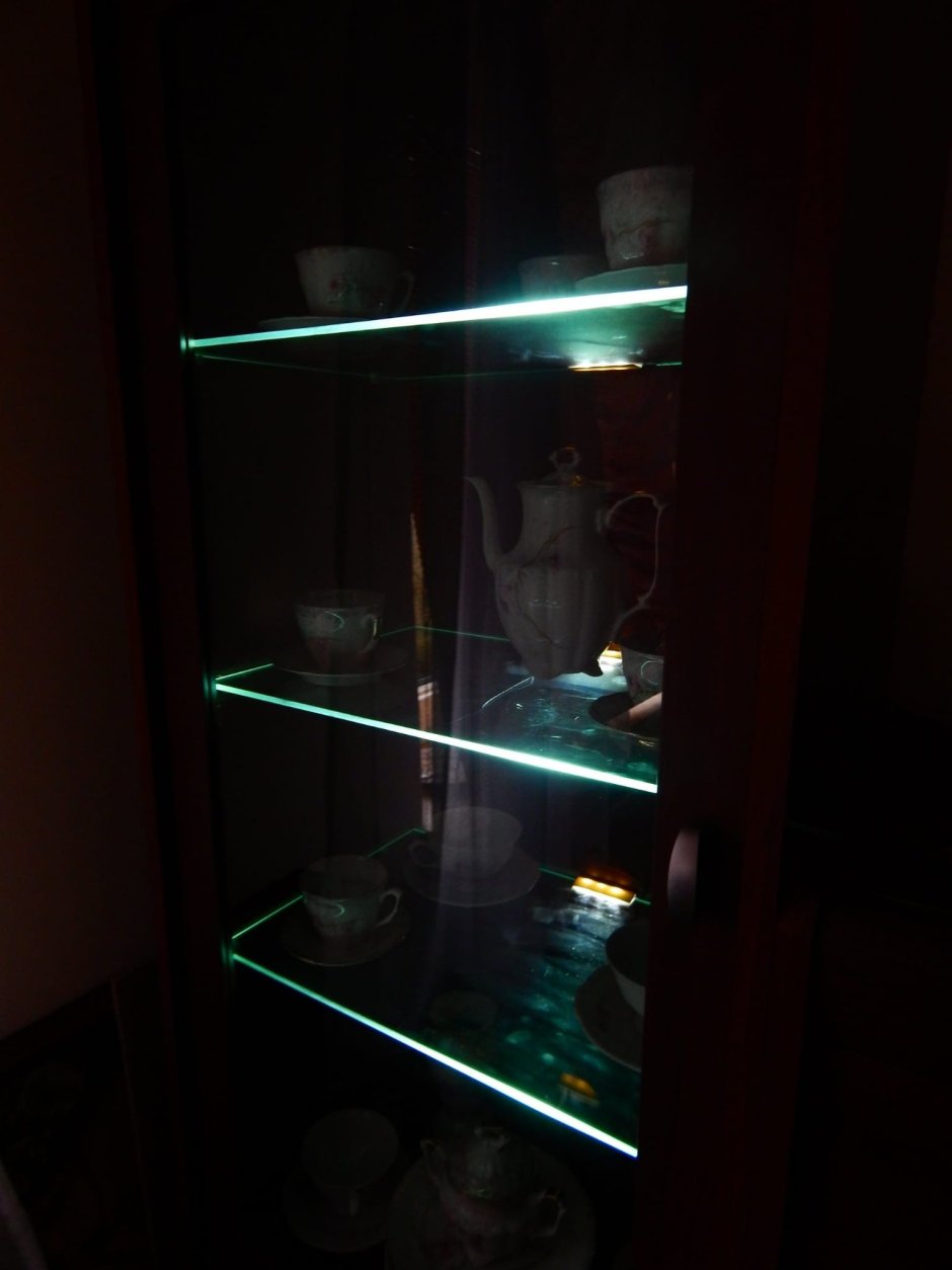 Шкаф с подсветкой полок светодиодный светильник Zeta GLASSLINE