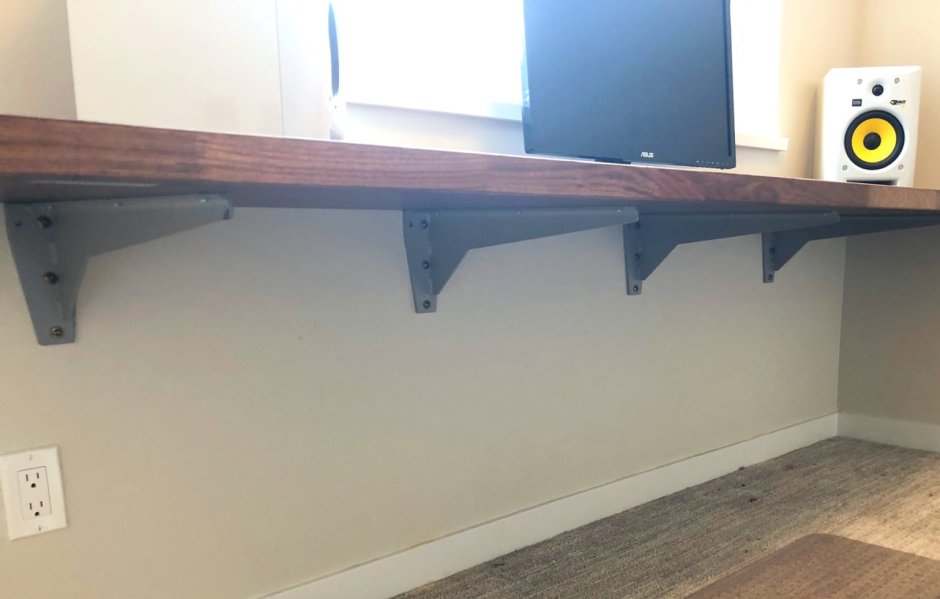 Компьютерный стол прикрепленный к стене