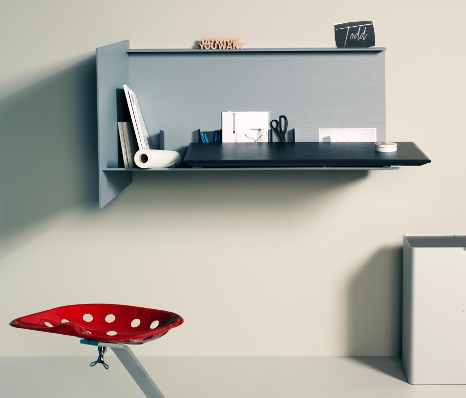 Письменный стол с креплением к стене