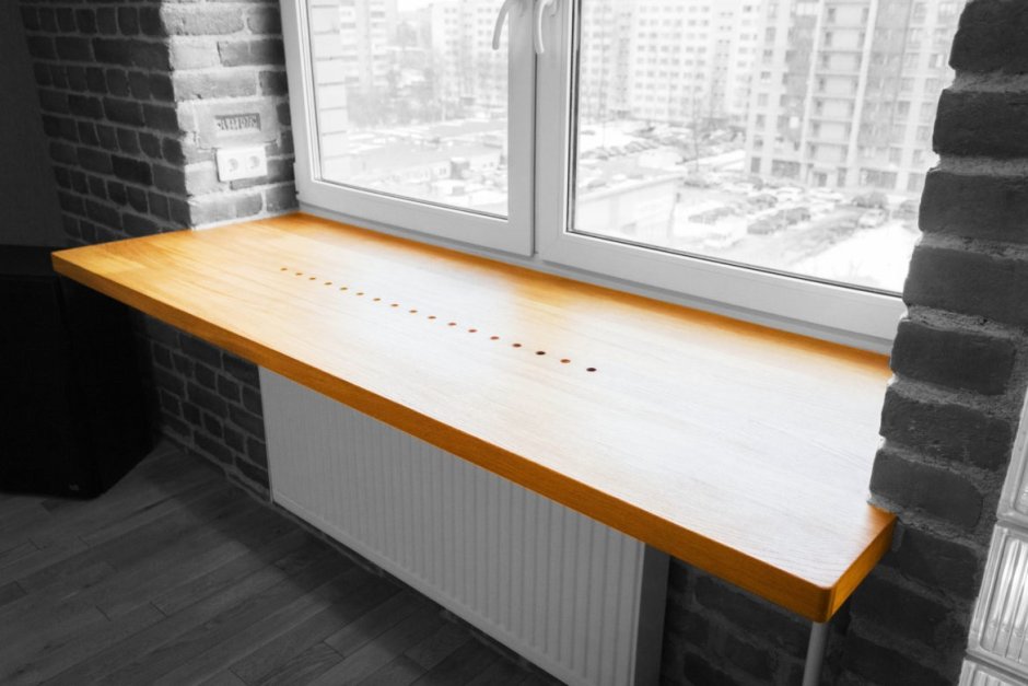 Стол-подоконник в комнате