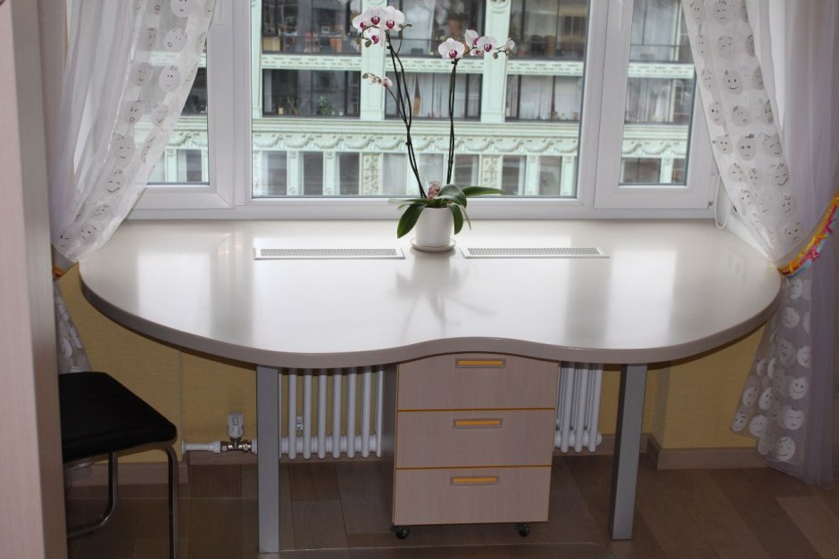 Подоконник переходящий в стол