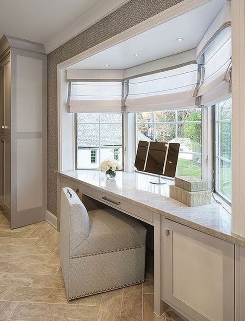 Стол у окна для школьника