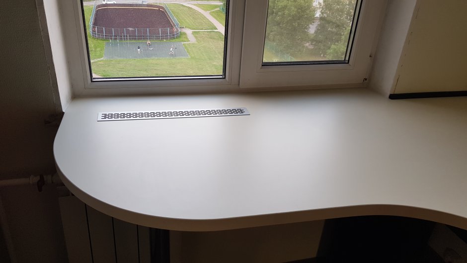 Стол-подоконник в детской