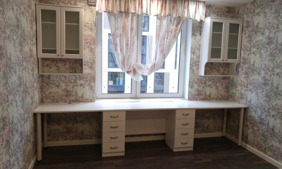 Письменный стол у окна