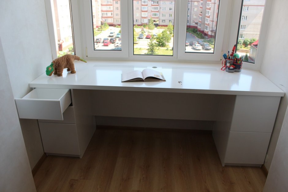 Стол в эркере