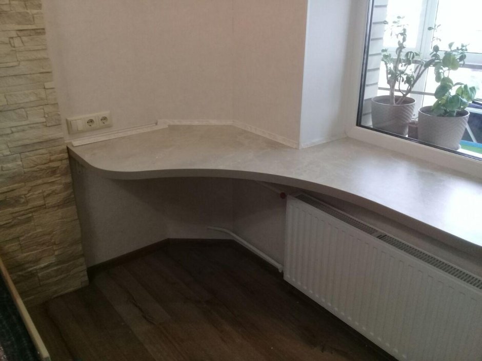 Подоконник-столешница в комнате