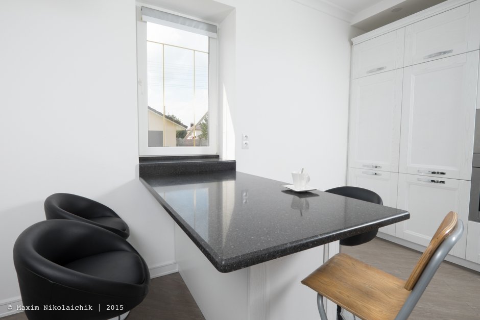 Офисный стол с подоконником