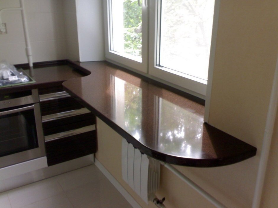 Стол-подоконник на кухне