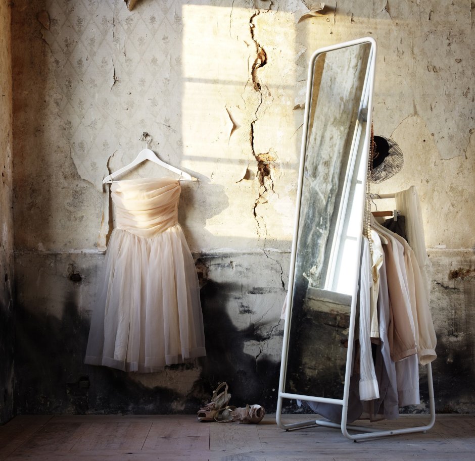 Зеркало напольное с полкой