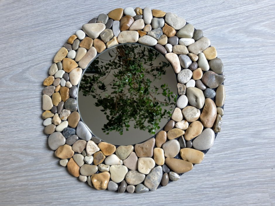 Зеркало в раме из гальки