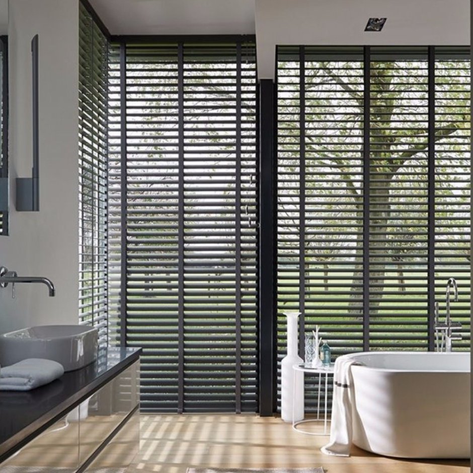 Черные жалюзи в интерьере