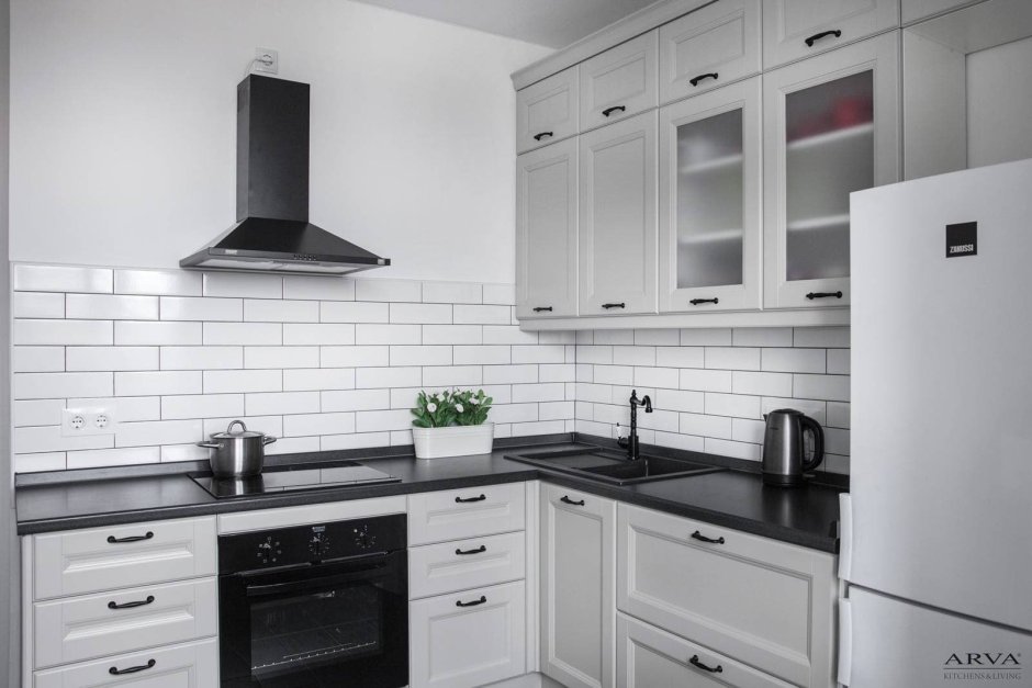 Белая кухня с черной столешницей