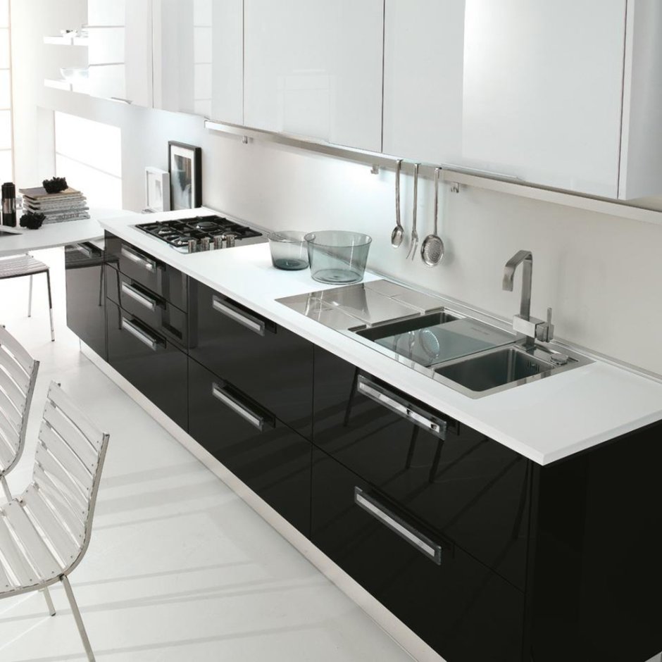 Черные ручки на белой кухне