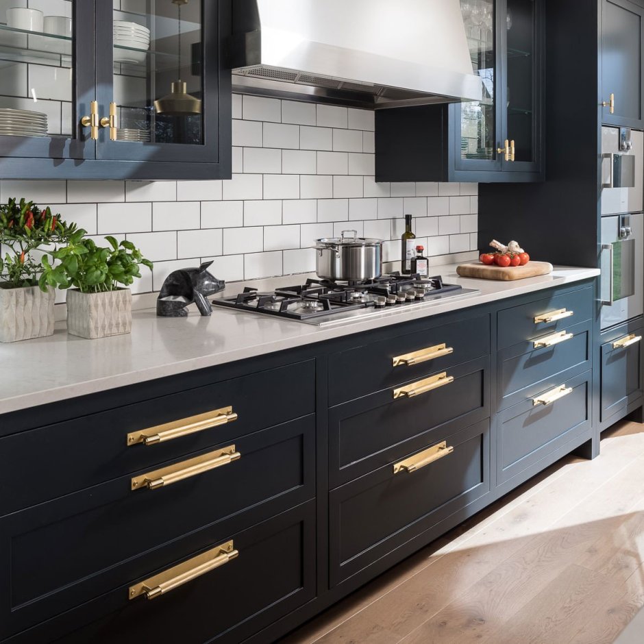 Серая кухня с темной столешницей