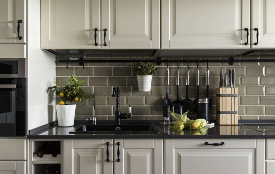 Белая кухня с черными ручками