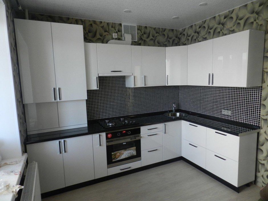 Белая кухня с черной столешницей