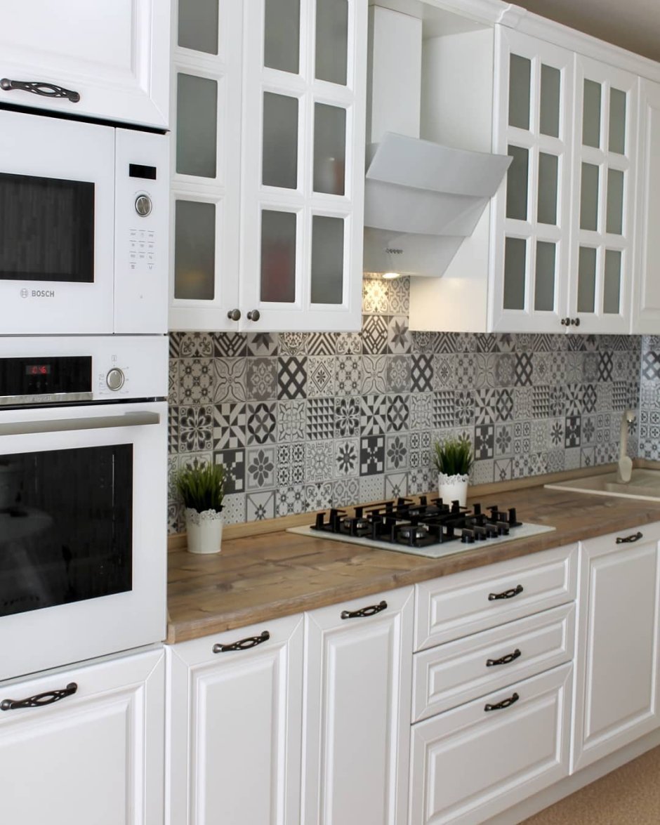 Белая кухня с черными ручками