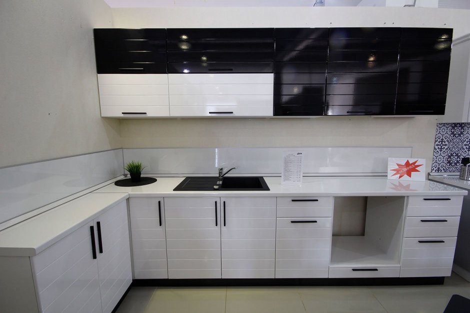 Черно белая угловая кухня