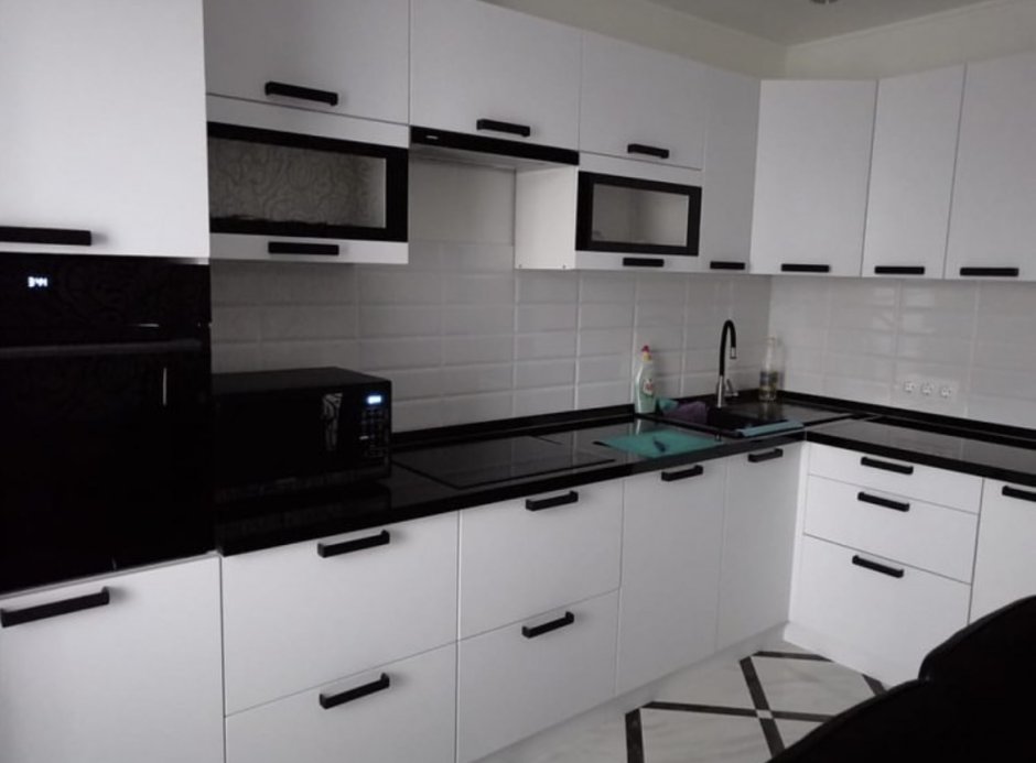 Серая кухня с золотыми ручками