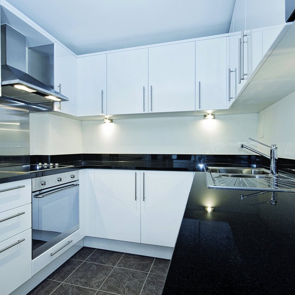 Кухонный гарнитур с черными ручками