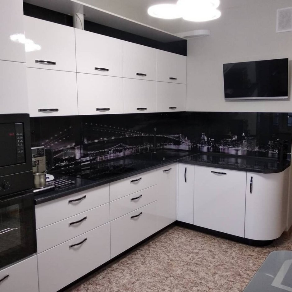 Белая кухня с черной столешницей