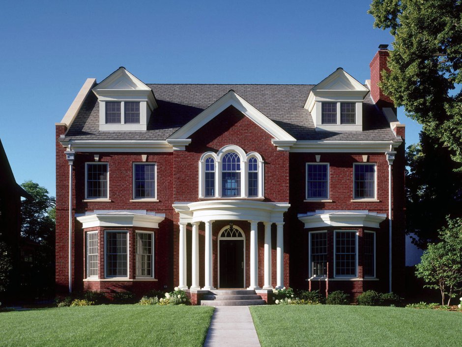 Дом с белыми окнами