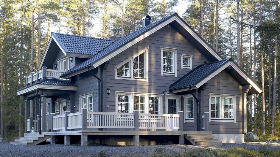 Дом с белым сайдингом