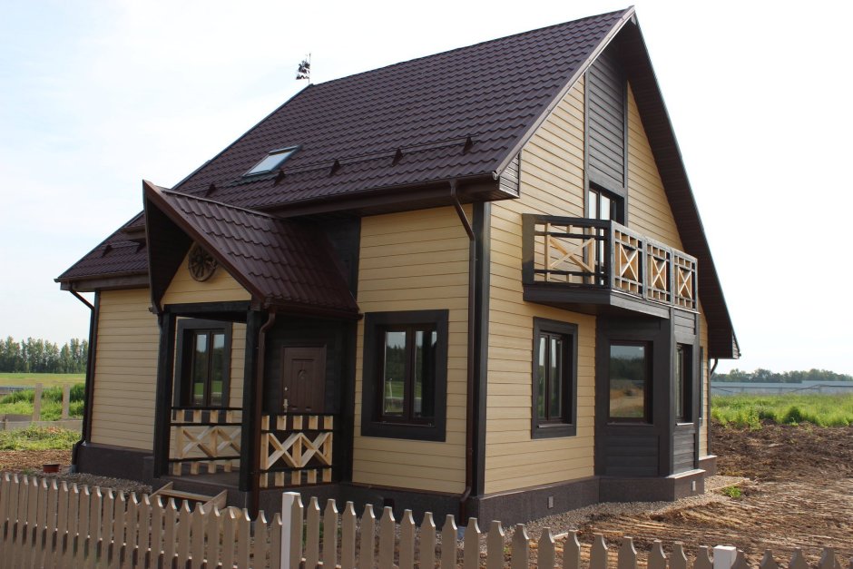 Серый дом с коричневой крышей