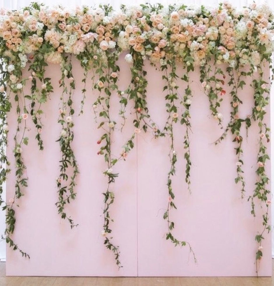 Украшение потолка искусственными цветами