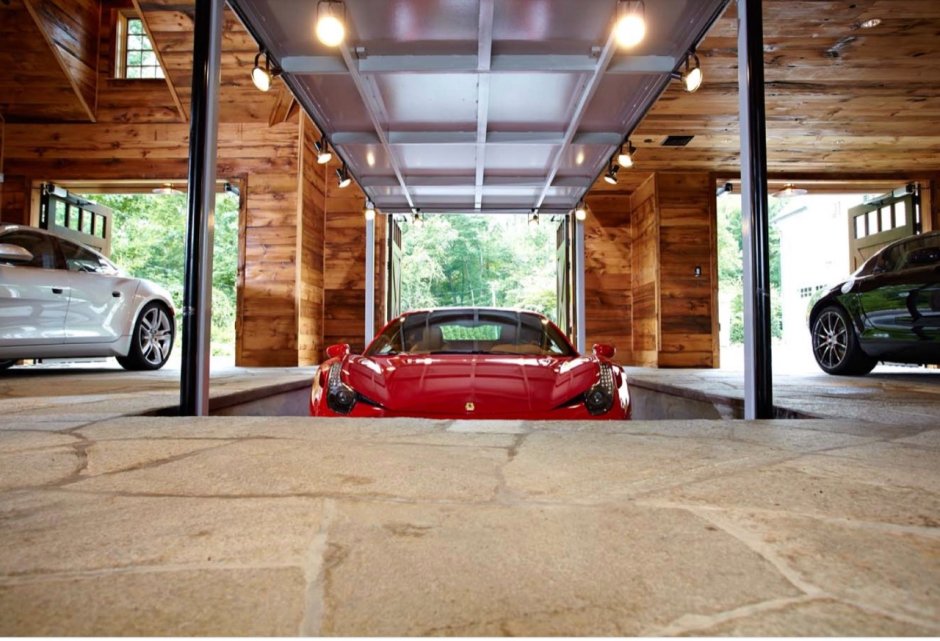Гараж с крутыми машинами