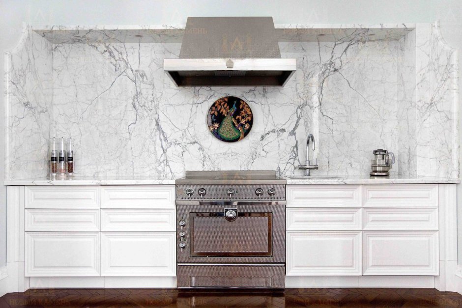 Кухня с мраморным фартуком