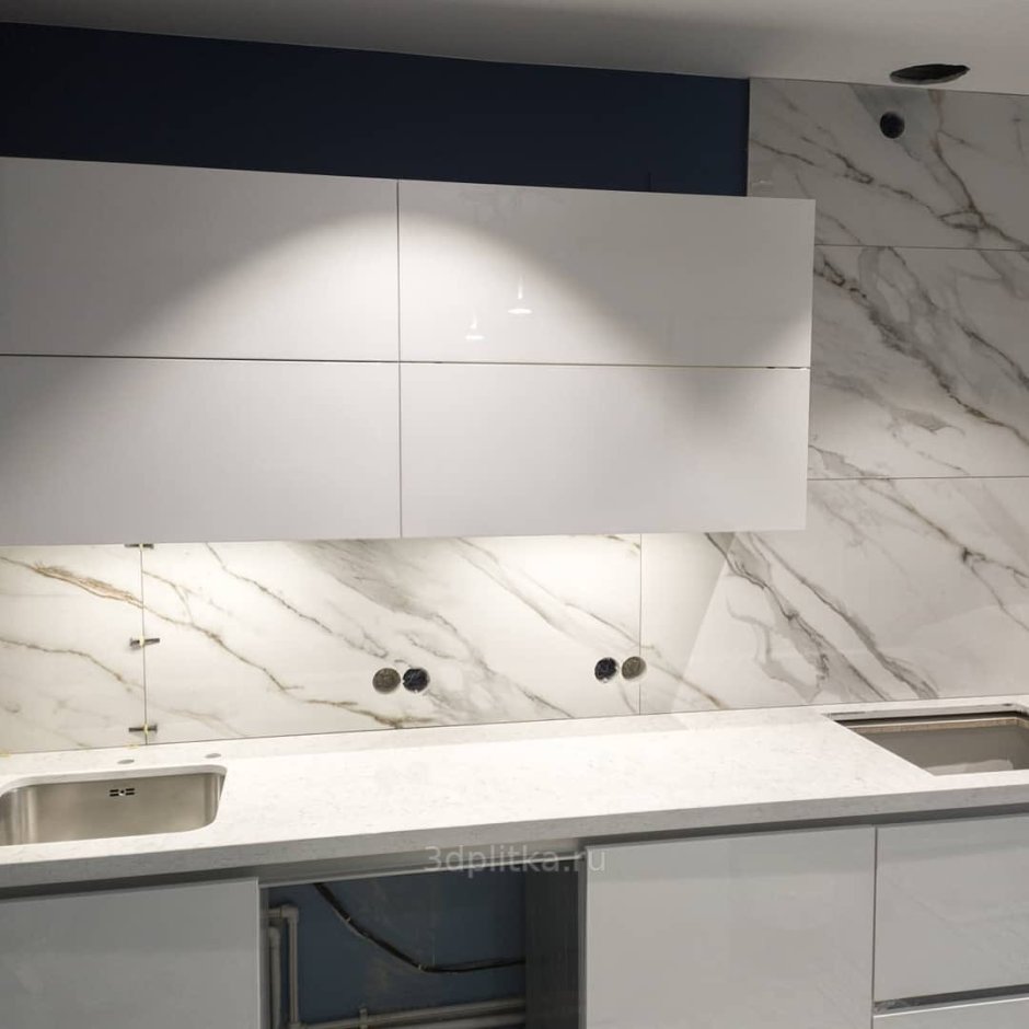 Фартук из керамогранита на кухне под мрамор