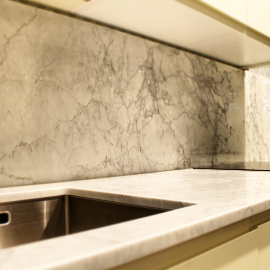 Фартук для кухни из плитки под мрамор