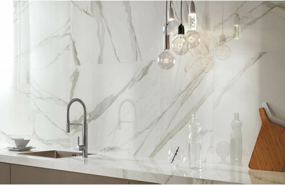 Кухня белый глянец и мрамор