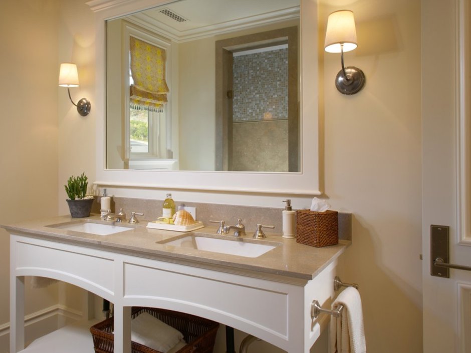 Зеркало над раковиной в ванной