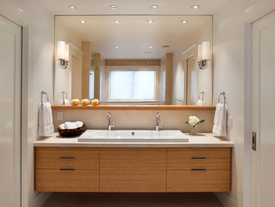 Зеркало над столешницей в ванной