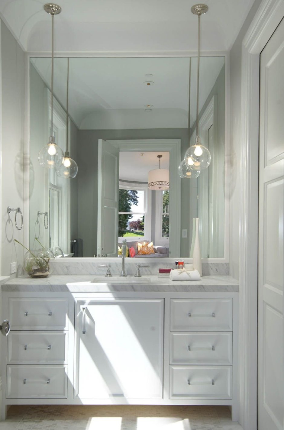 Подвесные светильники в ванной у зеркала