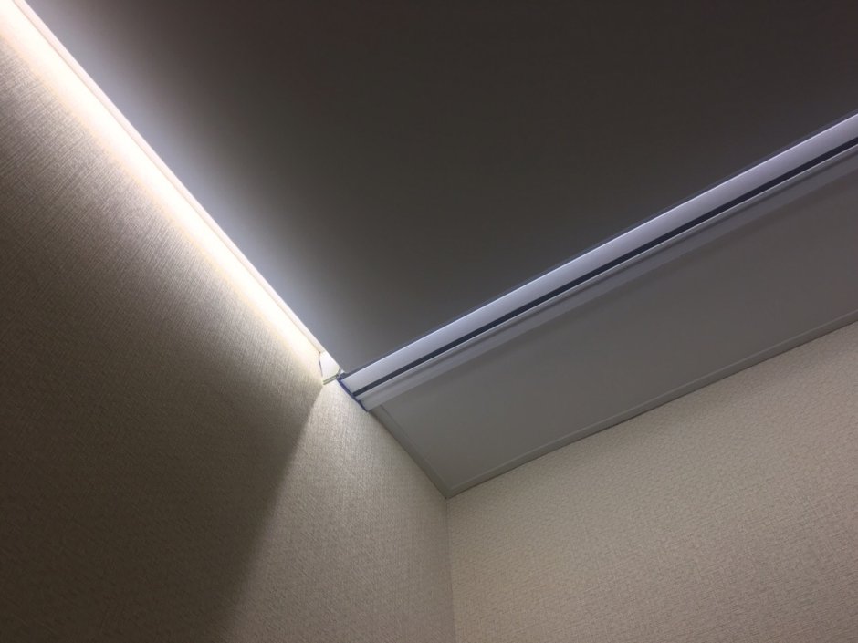 Натяжной потолок без плинтуса