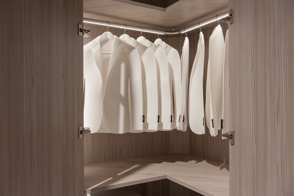 Угловая штанга в гардеробной