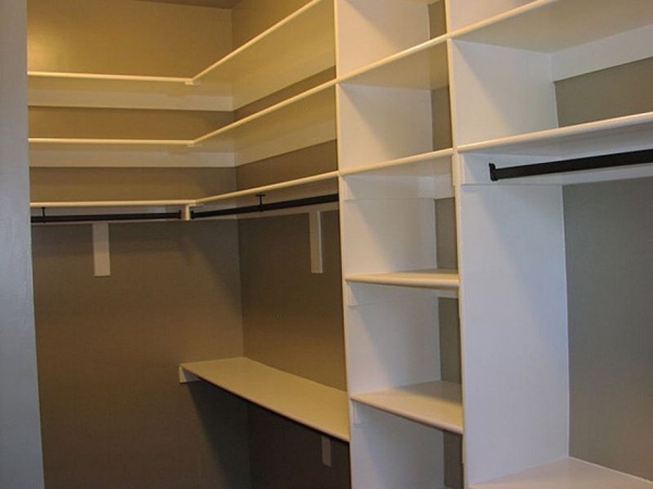 Угловая полка в гардеробной